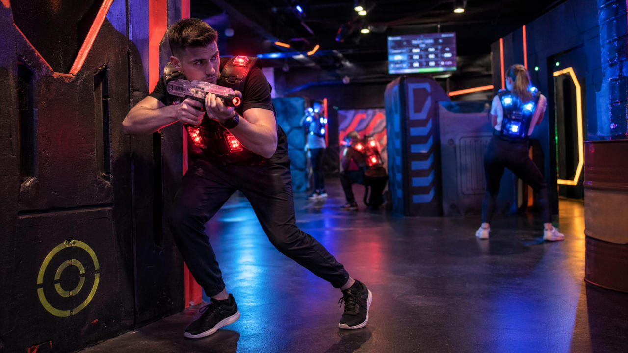 Laser tag: zasady gry, bezpieczeństwo i jak dobrać sprzęt oraz strój